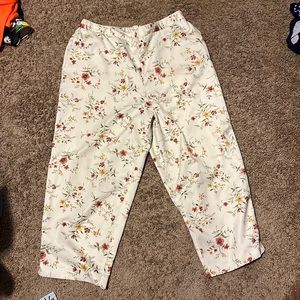 Cute flower pants that are capris